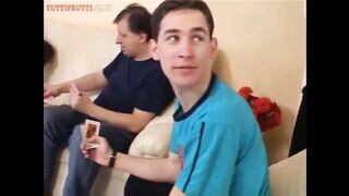 Zsuzsit a kokeró tinédzser lányt partiba nyomják
