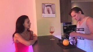 18 éves zsenge szeretkezése a bárban