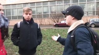 Tinédzser kis csajt a haverjai kúrják meg
