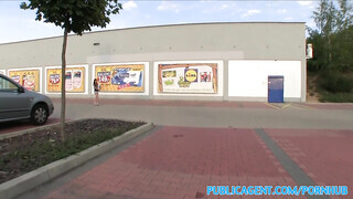 Yvette a lidl parkolójában kupakol
