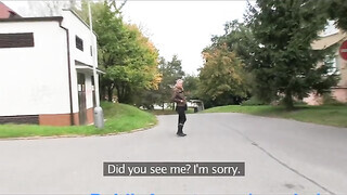 Világos Szőke fiatal csajszi a raktárban reszel