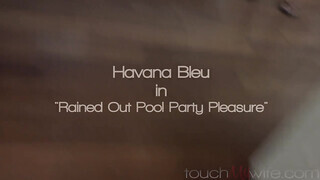 Havana Bleu várja a gigantikus brét