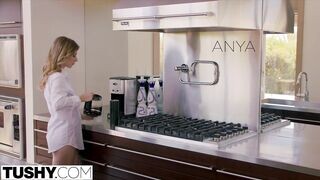 Anya Olsen a tökéletes szajha barinő