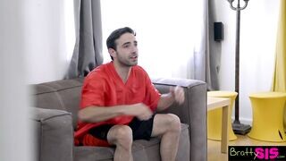 A bájos fiatal csajszika tv nézés helyzett szopna
