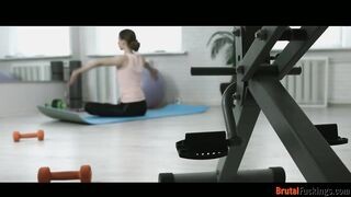 Jogázó zsenge spinét kufircol ánuszba az edő