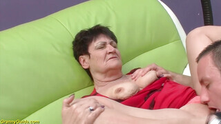 Vén érett nő és a tinédzser srác