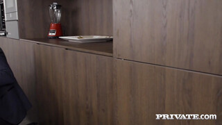 Private - Mona Blue borotvált puncija megbaszva