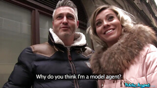 Public Agent - Vicky Love más csóka farkán lovagol