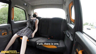 Fake Taxi - Kitetovált popós bige lovagol