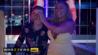 Brazzers - Blanche Bradburry imádja a gigászi falloszt