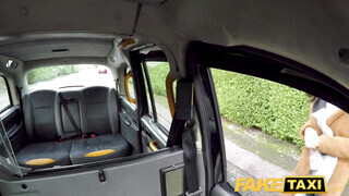 Fake Taxi - Alyssa Divine a csöcsös barna tinédzser