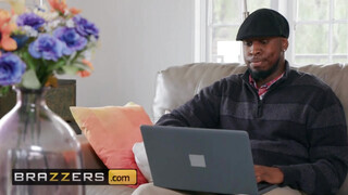 Brazzers - Ember Snow és a csoki bré