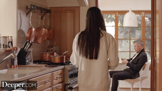 Deeper - Gianna Dior idősebb csávóval kupakol