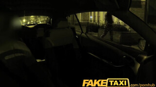 FakeTaxi - olasz bige a taxiban lovagol