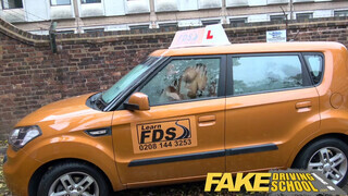 Fake Driving School - kékhajú gádzsi segglyukba akarja
