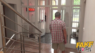 Fake Hostel - Tinédzser turista csajszi punciba tolva