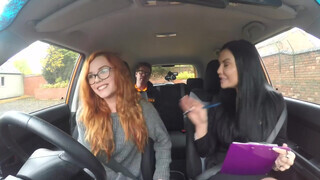 Fake Driving School - kicsike vörös maca eltereli az oktató figyelmét