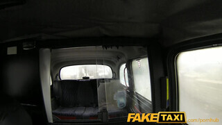 FakeTaxi - tetovált gádzsi megdöngetve a hátsó ülésen
