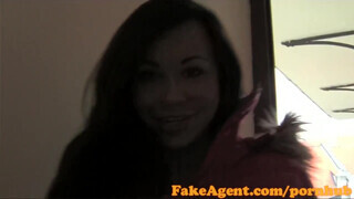 FakeAgent - műcsöcsös csajszi szívesen lovagol