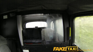 FakeTaxi félénk pipi extra pénzt szerez
