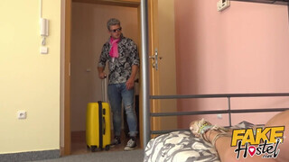 Fake Hostel szűk pinájú olasz maca és dupla fütykös