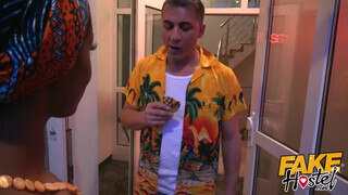 Fake Hostel afrikai maca és egy dél amerikai cuni közösen