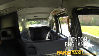 FakeTaxi amerikai félvér csajszi kufircolni akar