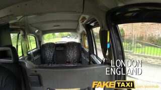 FakeTaxi pornósnak készülő muff megmutatja mit tud