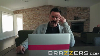 Brazzers - a pici ártatlan tinédzser idősebb hímvesszőt kíván