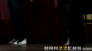Brazzers - Keiran Lee egyszerre basz meg dupla nőcit