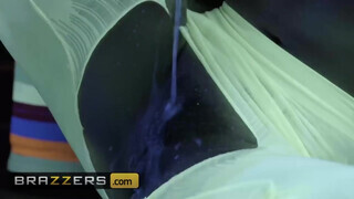 Brazzers - az ázsiai Kendra Spade jó gigantikus hímvesszőt talál