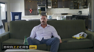 Brazzers - a kitetovált pornós csajszika elpusztítva