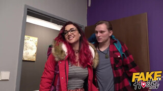 Tini maca kikezd a szobatársával - Fake Hostel