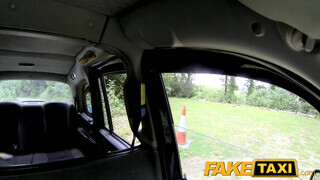 FakeTaxi még a sofőr popsiját is kinyalja a nőci
