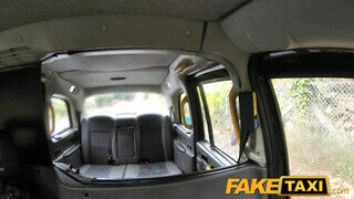 Fake Taxi kifestett maca kielégíti a sofőrt