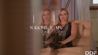 Nikky Dream csábító ruhában peckezik