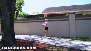 BANGBROS - Kenzie Reeves az extra alacsony fiatal