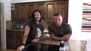 Hot guys fuck - pufi faszi legyalázza a kicsike thai spinét