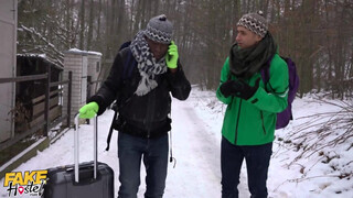 Gigászi cickós tinédzser lány és a turista srácok - Fake Hostel