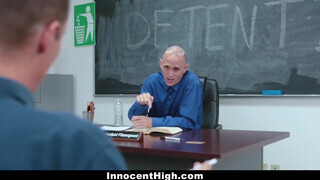 InnocentHigh - Izzy Bell a tanár előtt reszel