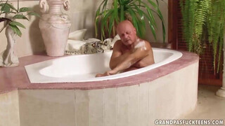 George Bácsi kinyalatja a ánuszát dugás előtt