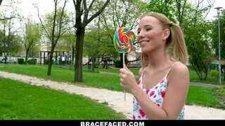 BraceFaced - foncsikos és fogszabályzós zsenge nőci