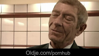 Magyar pornós csajszika kufircol koros pasassal - Oldje