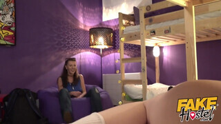 Három lesbi csaj kényezteti egymást - Fake Hostel