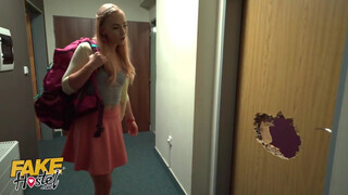 Jenny Wild két hímtagot kap - Fake Hostel