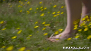Private - Ella Hughes a szabadban kamatyol