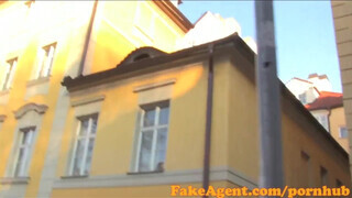 FakeAgent - raven a szívdöglesztő milf ordítva élvez