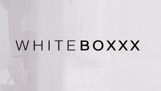 WHITEBOXXX - Vanessa Decker gyengéden kamatyol