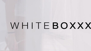 WHITEBOXXX - A bombázó Rebecca Volpetti peckezik