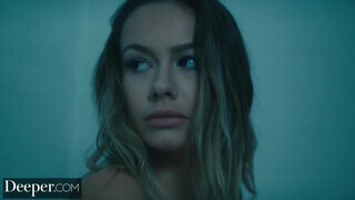 Deeper - Naomi Swann a perverz pici gádzsi